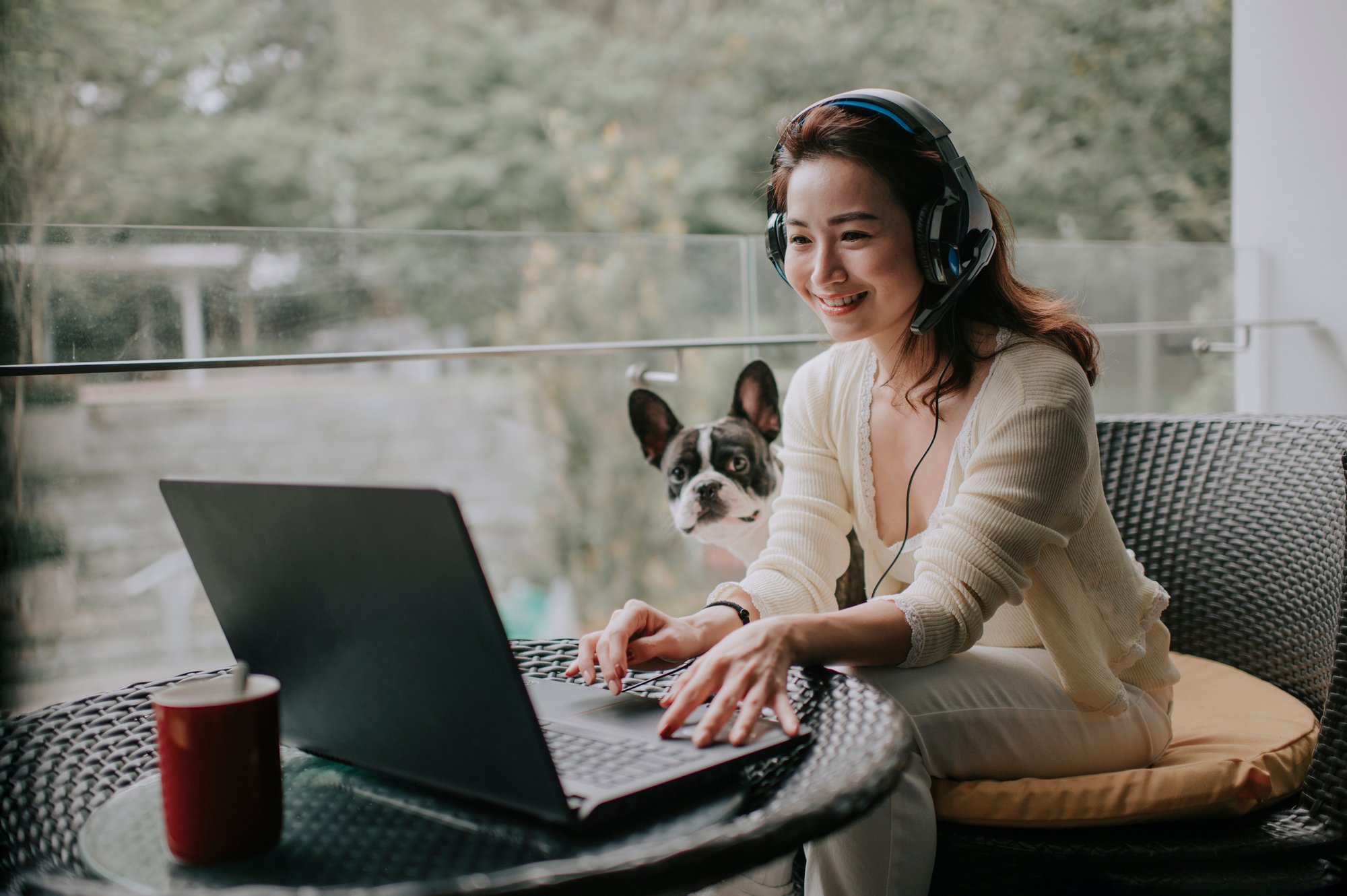 Medical transcriptionists using AltaScribe to preparing clinical notes for archiving in EHR systems. Medical transcriptionists using AltaScribe to preparing clinical notes for archiving in EHR systems.